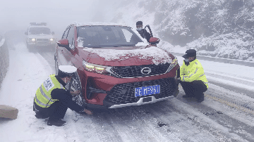 宜昌大雪如约而至 山区银装素裹城区雪花起舞
