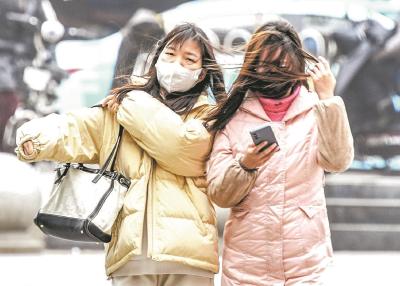 7级大风吹啊吹 何妨家中多依偎 鄂西或有三日雪 武汉阴天伴小雨