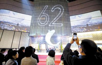 江豚雕像亮相武汉闹市区