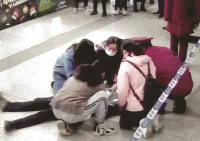 联手施救心梗乘客 却只留下跪地背影 武汉地铁全城寻找三位救人医护
