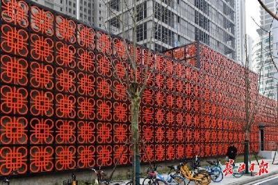 喜庆！地铁外挂满红色中国结