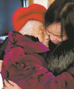 母女失散75年终于团聚 97岁太婆与78岁女儿洒泪相拥