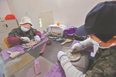 “铜镜之乡”铸镜人