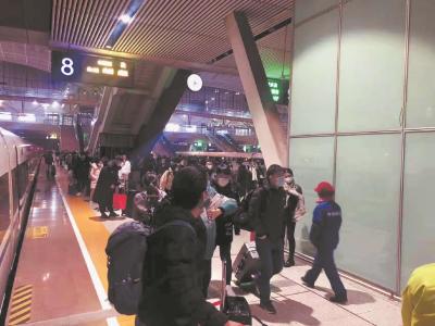 迎节前客流最高峰 武铁持续加开列车接老乡回家