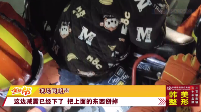 男孩脚卡摩托车后轮 消防员切断车架救出