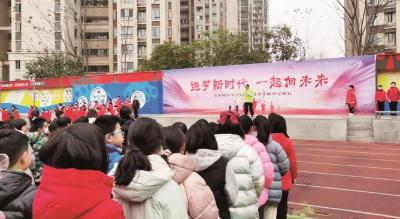 开学第一天 宜昌警方开启“护学模式”
