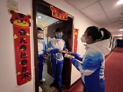 冬奥志愿者身后，有一群更默默无闻的志愿者