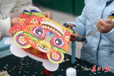 看，我做的老虎花灯亮了！