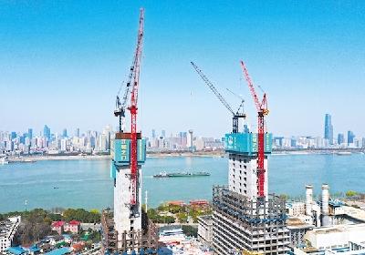 “江城之门”拔地起