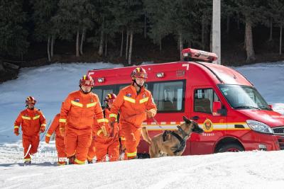 乌鲁木齐：雪山救援演练锤炼应急处置能力