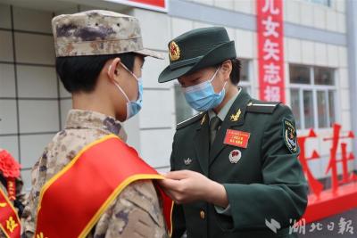 奔赴军营之际，她们依依惜别带训班长