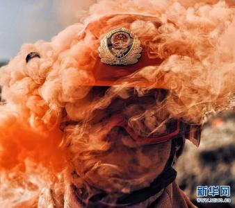 高清图集|浓烟中的“一抹橙”