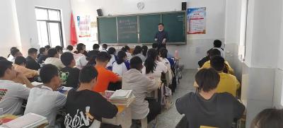 校长亲上阵 点燃学子信念之火