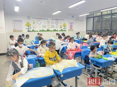 争当叠雨衣小能手，这所小学劳动竞赛好有趣