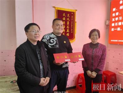 新疆小伙长江边救下3名落水者，荆州市总工会上门慰问