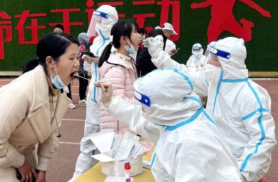 大悟县城区各小学有序进行核酸检测为复学复课做好准备
