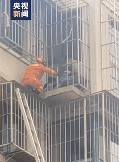 俩娃被困火场，装修工人徒手爬6楼救人！