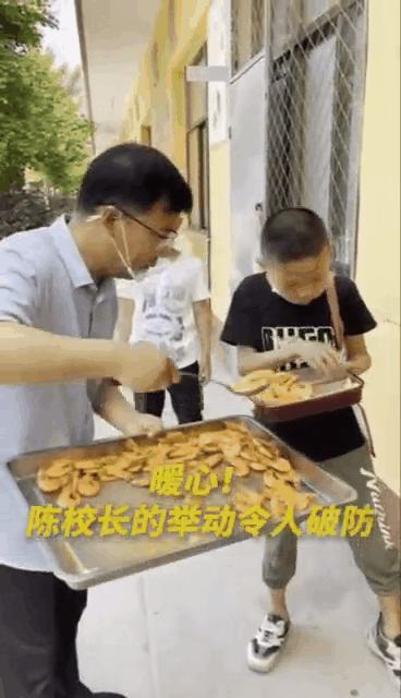 校长抓到一个不好好吃饭的男孩，接下来的举动太暖心…