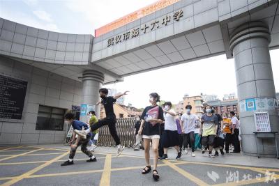 兴奋奔跑，拥抱庆贺……2022全国高考落幕！