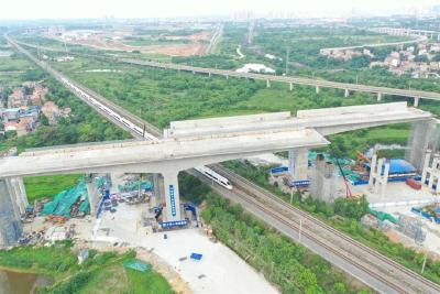 跨越四条铁路线，武大高速7.2万吨转体桥完成首次“转身”！