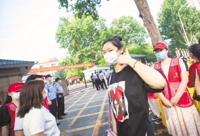 于无声处候佳音——高考第二日场外侧记