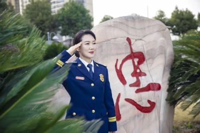 “烈火玫瑰”喻梅的故事①不爱红装爱武装