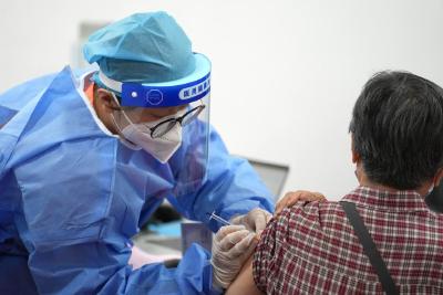 中疾控专家：老年人群接种疫苗能够有效预防新冠重症和死亡 