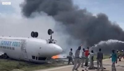 索马里一架飞机发生事故，整架机身翻覆，现场浓烟滚滚