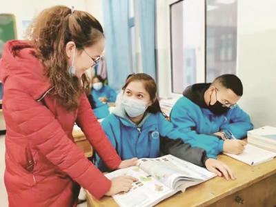 带着丈夫、孩子和婆婆奔赴“中国西部第一门户” 湖北女教师一家五口组团援疆