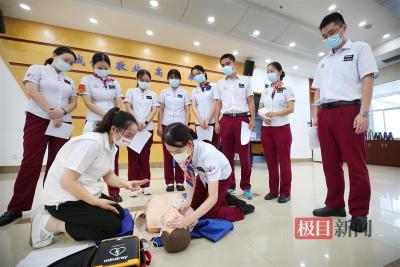 武汉地铁近2000名值班站长取得红十字救护员证