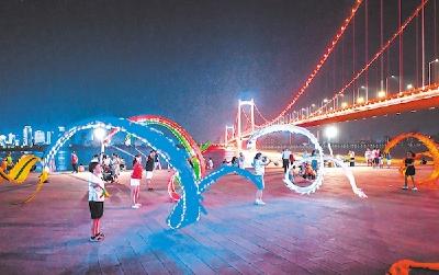 夏夜，“武汉龙”舞出流光溢彩