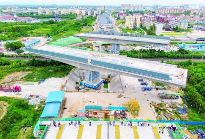 孝云大道长兴三路延伸工程跨京广铁路桥转体成功