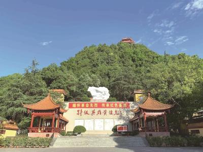 追访英烈往昔 再现伟大壮举