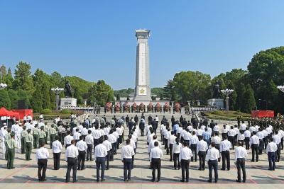  2022年湖北省烈士纪念日向英雄烈士敬献花篮仪式举行