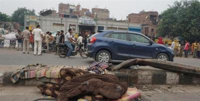印度卡车超速撞上正睡觉的流浪汉，致4死2伤