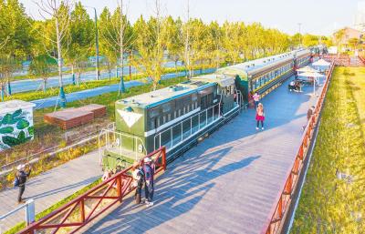 武汉：绿皮火车成城市网红景观