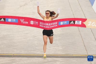 2022北京马拉松举行 男、女冠军均刷新个人最好成绩