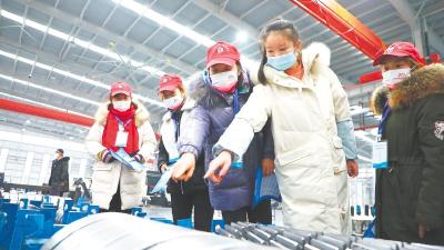 襄阳14辆“选岗大篷车”开进28家重点企业——“体验式招聘”把新员工送到岗位前