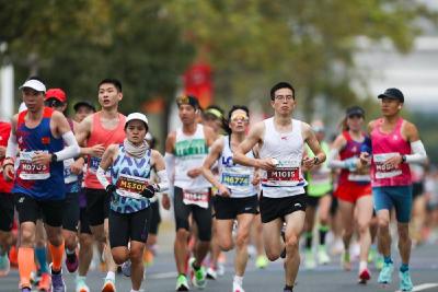 横琴马拉松赛贵州选手破赛会纪录夺冠