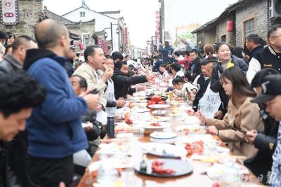 128道潜江龙虾菜品亮相潜江开捕节 16个小时直达全国400个城市