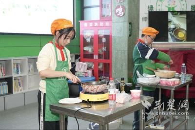 方寸世界显身手 华中里小学举办“小伢当家”校园厨艺大赛