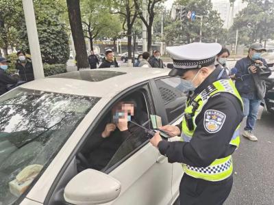 江城交警严查开车打手机 分心驾驶罚款50元记3分