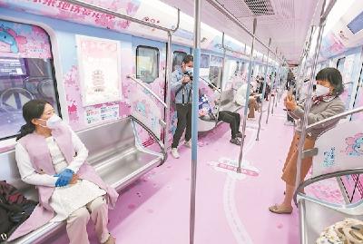 有市民等候1小时专程来打卡 “樱花地铁专列”向着春天出发