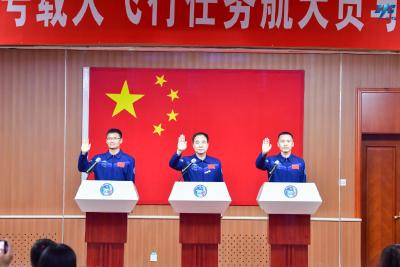 超重耐力适应、水下出舱……神舟十六号航天员乘组地面训练画面公布