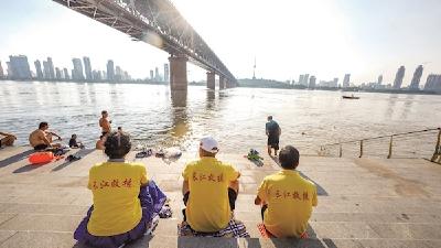 长江救援队12年救起近900人 湍急江流中守望生命