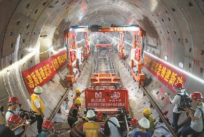武汉最快地铁19号线全线轨道铺通