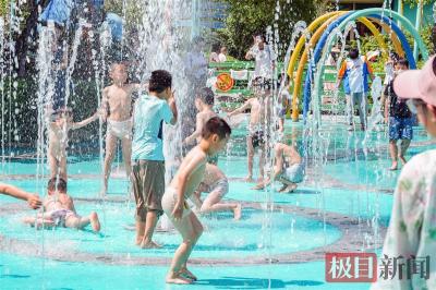 湖北38.8℃高温，游客滑雪戏水过五一