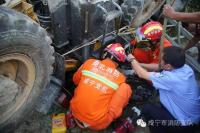 通城：推土机侧翻 消防快速处置