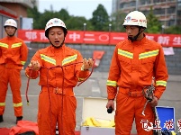 鄂高 1200余名军训新生学消防