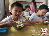 灾区通城县北门小学开学的第一顿午餐